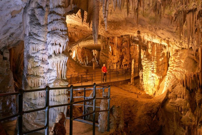 Un visitatore nella grotta di Postumia