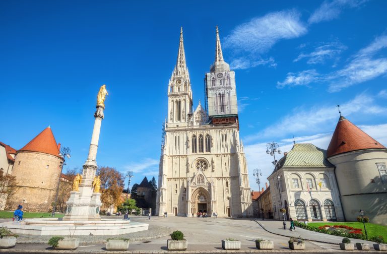 Catedral y monumento a la Santísima Virgen María en Zagreb. Croacia