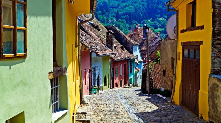 Färgglad gata i Sighisoara, Rumänien