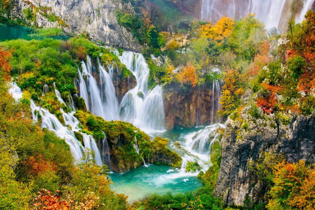 Detaljerad vy över de vackra vattenfallen i solskenet i Plitvice nationalpark, Kroatien