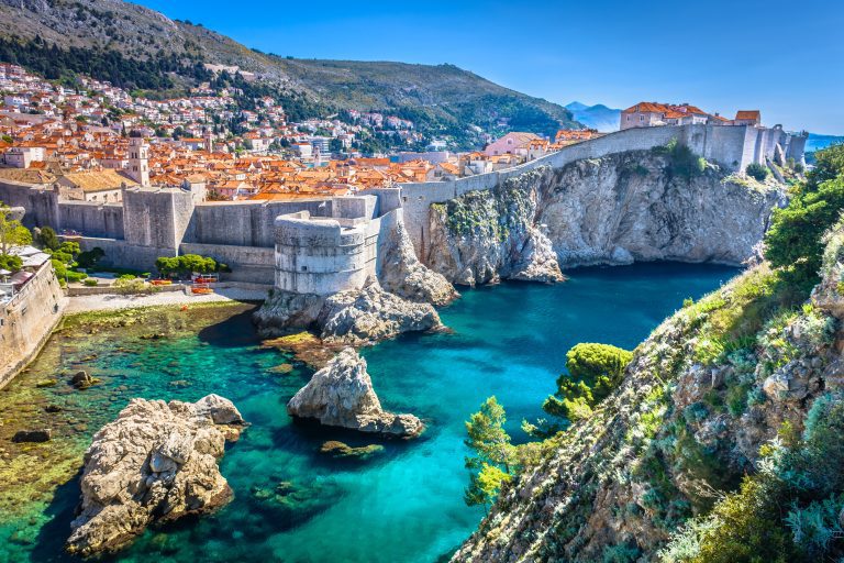 Paysage de Dubrovnik. / Vue aérienne de la vieille ville de Dubrovnik, célèbre destination européenne en Croatie.