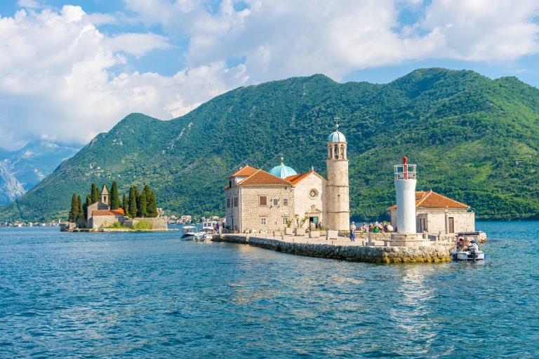 MONTENEGRO - KESÄKUU 04/2017. Turistit purjehtivat jahdilla Gospa od Skrpelan saarelle Kotorin Boka-lahdella.