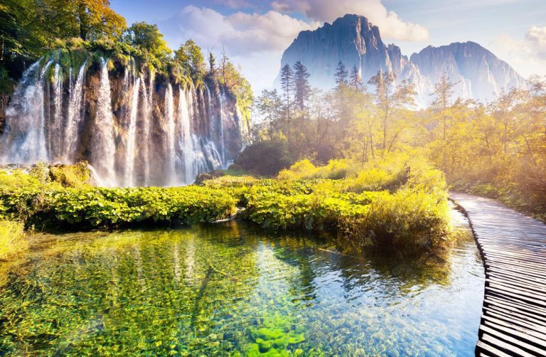 Plitvice-lakes-avec-chutes-d'eau