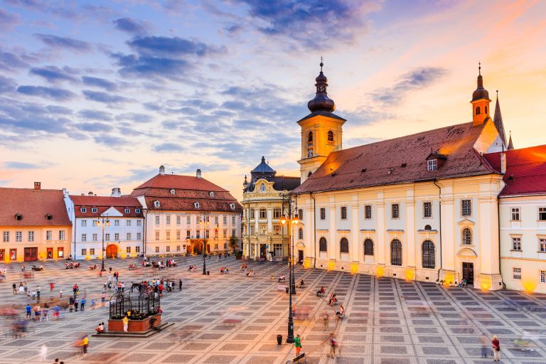 Sibiu, Romania. Il municipio e il palazzo Brukenthal in Transilvania.