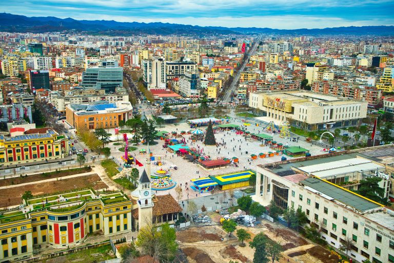 TIRANA,ALBANIEN/DEN 11 DECEMBER 2017: Det centrala torget i Tirana.