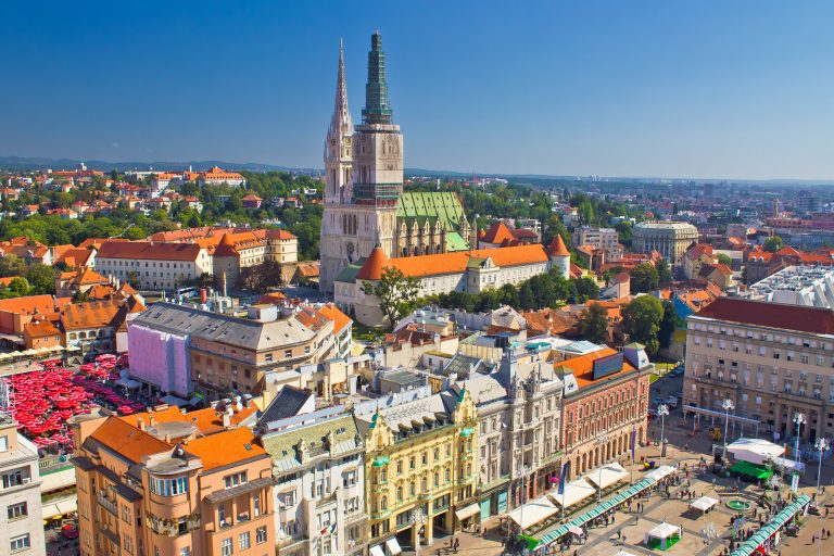 Vista aérea de la plaza mayor y la catedral de Zagreb